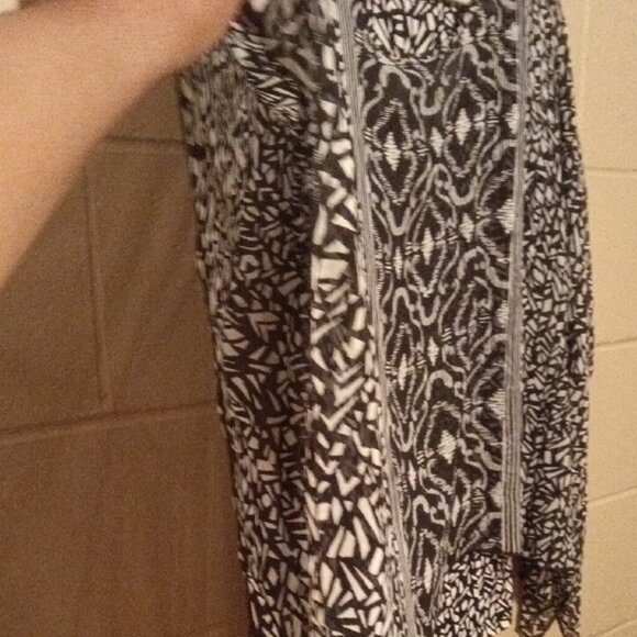 Allison Daley Monochrome Geometric Top - Picture 6 of 14